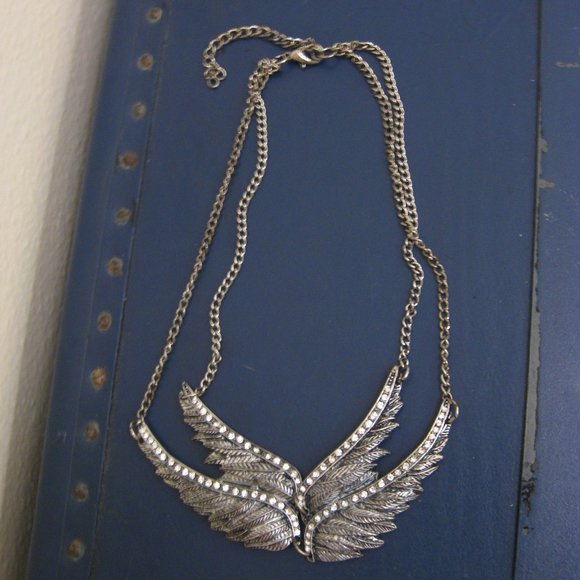 NWOT Guess rhinestone wing statement necklace - Picture 2 of 4